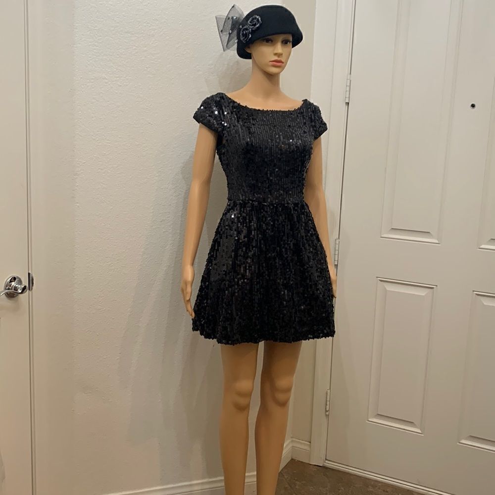 Arden B Size 4 Black Sequin Scoop Neck Short Sleeve V Back Netting Mini Dress